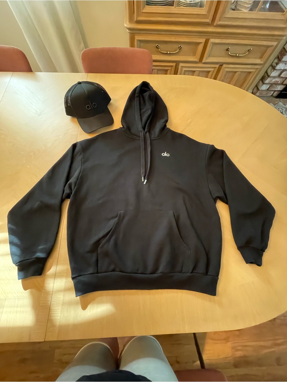 ALO Yoga Women's M Black Accolade Hoodie and matching trucker hat